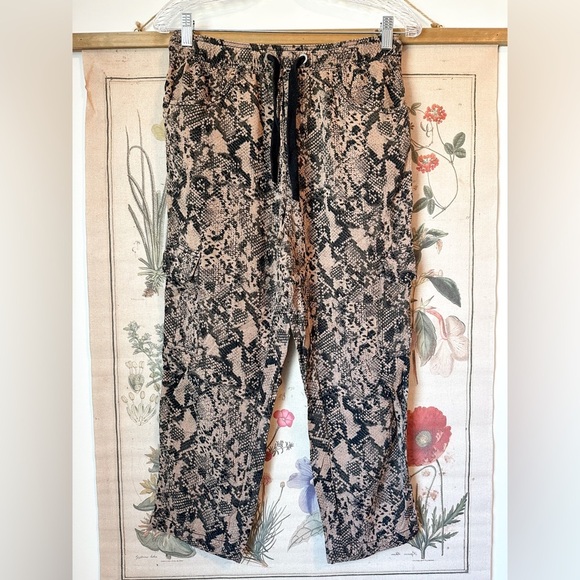 Sanctuary Lightweight Utility Reptile Snake Print Crop Pant Straight Leg Brown S - Picture 1 of 10